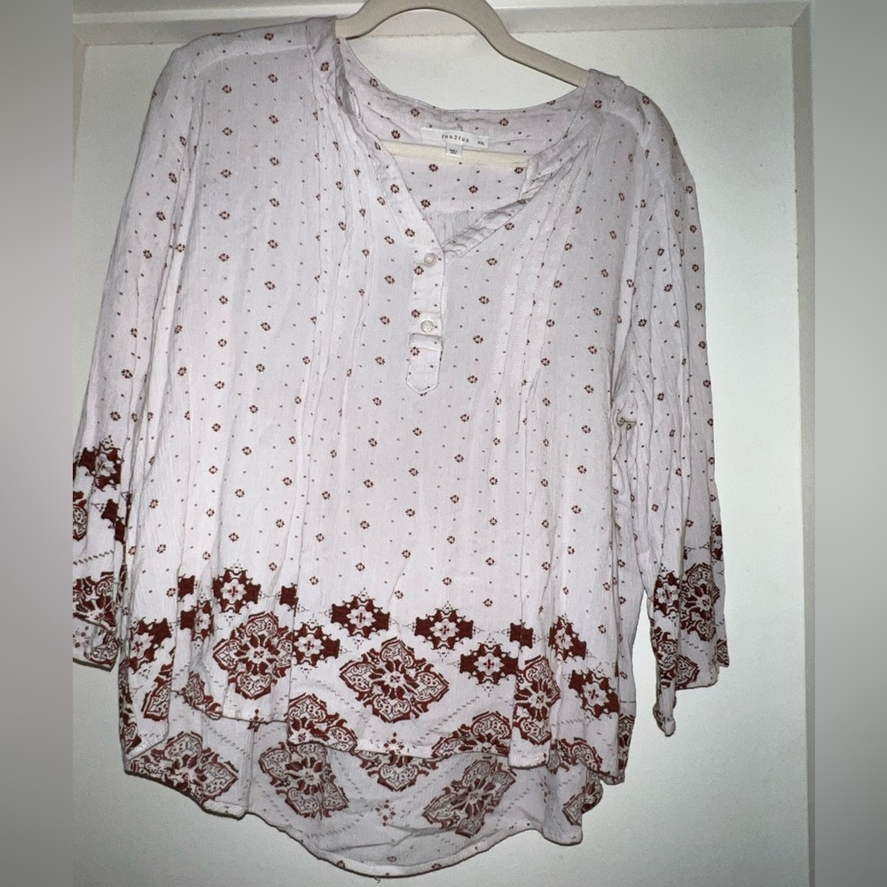 White and maroon work top. 3/4 sleeve.